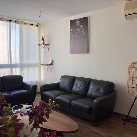 Sky Home Apartment Jabotinsky 8 Bat Yam Buitenkant foto