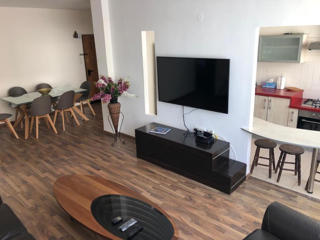 Sky Home Apartment Jabotinsky 8 Bat Yam Buitenkant foto