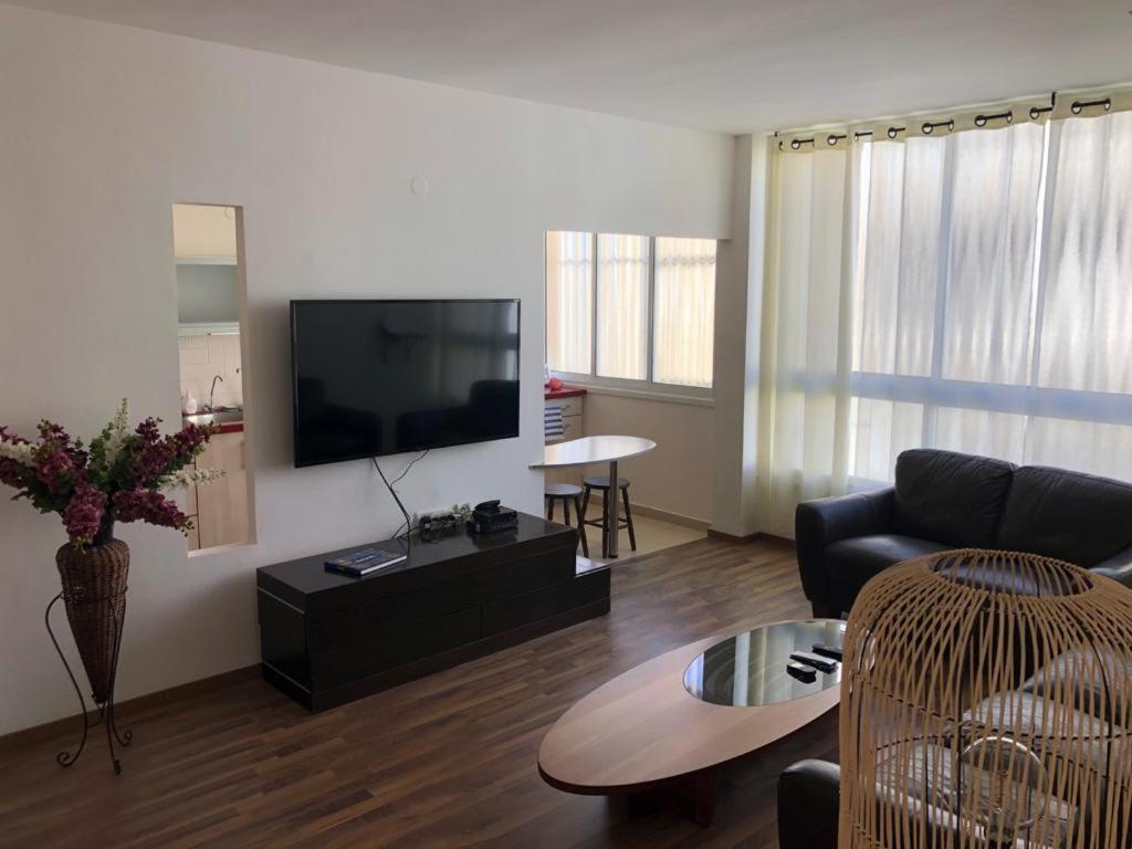 Sky Home Apartment Jabotinsky 8 Bat Yam Buitenkant foto