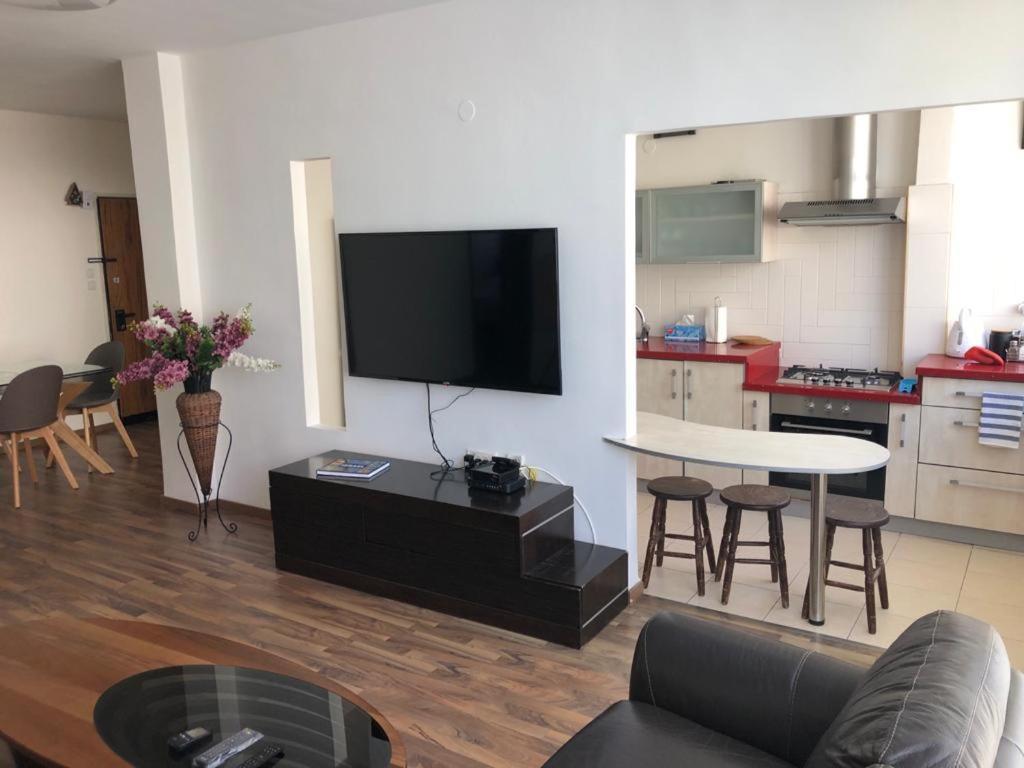 Sky Home Apartment Jabotinsky 8 Bat Yam Buitenkant foto